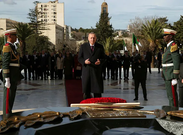 Başkan Erdoğan Cezayir’de Şehitler Abidesi’ne çelenk bıraktı