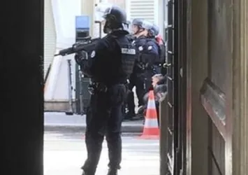 Paris'te rehine krizi: Büyükelçi'yi istedi