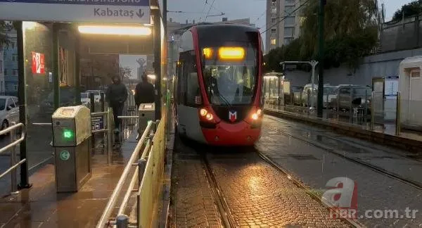 İstanbulluların ’toplu taşıma’ sınavı! T1 Kabataş-Bağcılar Tramvay Hattı’nda büyük panik: Kapak açıldı camları patladı