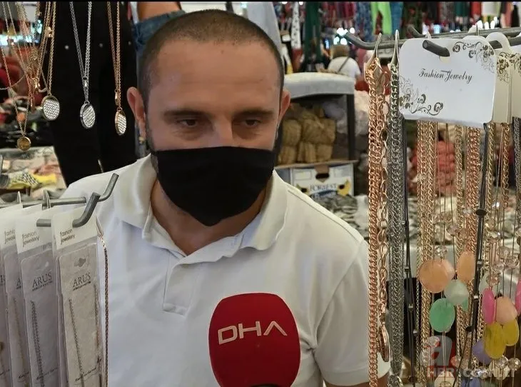 İzmir pazarı tıklım tıklım! Maske takılsa da sosyal mesafe unutuldu...