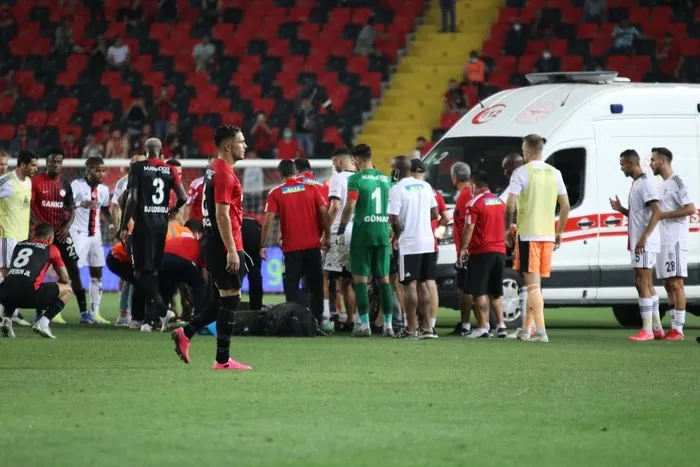 Gaziantep - Beşiktaş maçında yürekler ağza geldi! N'Sakala'nın sağlık durumu nasıl? Resmi açıklama geldi - 1