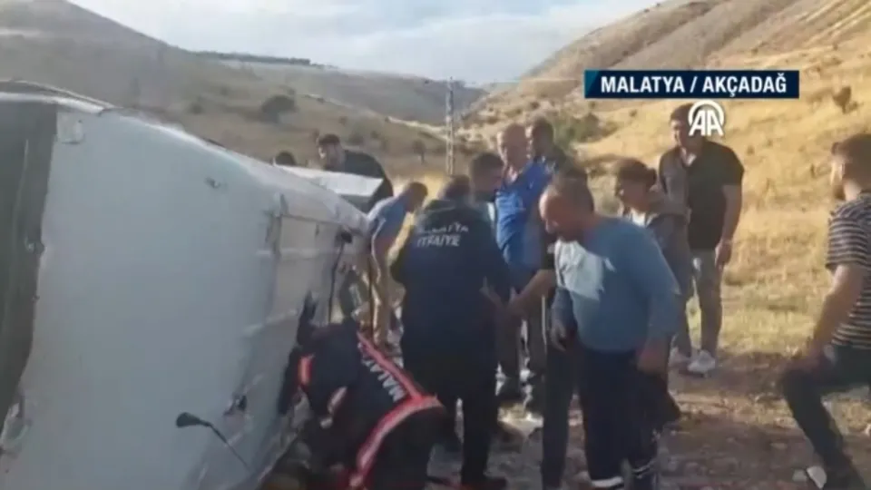 Malatya’da minibüs devrildi: 17 yaralı