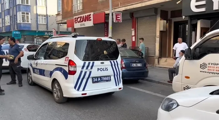 sultangazide-cadde-ortasinda-silahli-catisma-1720899112841.jpg Sultangazi’de cadde ortasında silahlı çatışma! Mermiler araçlara ve dükkanlara isabet etti - 1