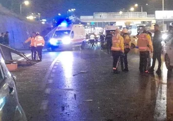 Maltepe'de korkunç kaza! Otomobil durağa daldı: 4 yaralı