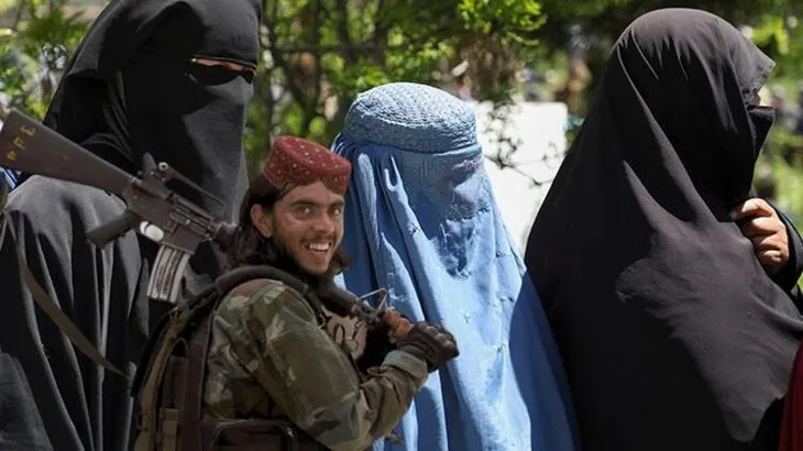 ABD üniformalı Taliban’dan görülmemiş vahşet! Kadını diri diri ateşe verdiler