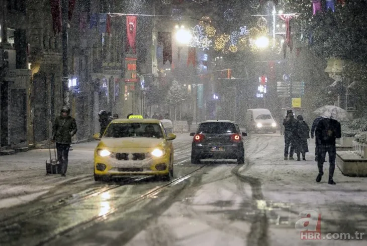İstanbul beyaz örtüyle kaplandı! Ulaşımda aksama | Vali Yerlikaya uyardı: Zorunlu olmadıkça trafiğe çıkmayın