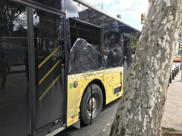 İstanbul’da yine İETT kazası! İki otobüs çarpıştı: 2 yaralı