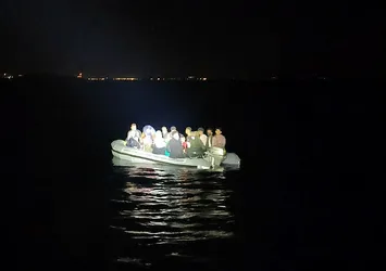 Dikili'de 23 kaçak göçmen kurtarıldı