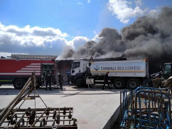 Son dakika: İzmir'de fidan deposunda yangın - 1