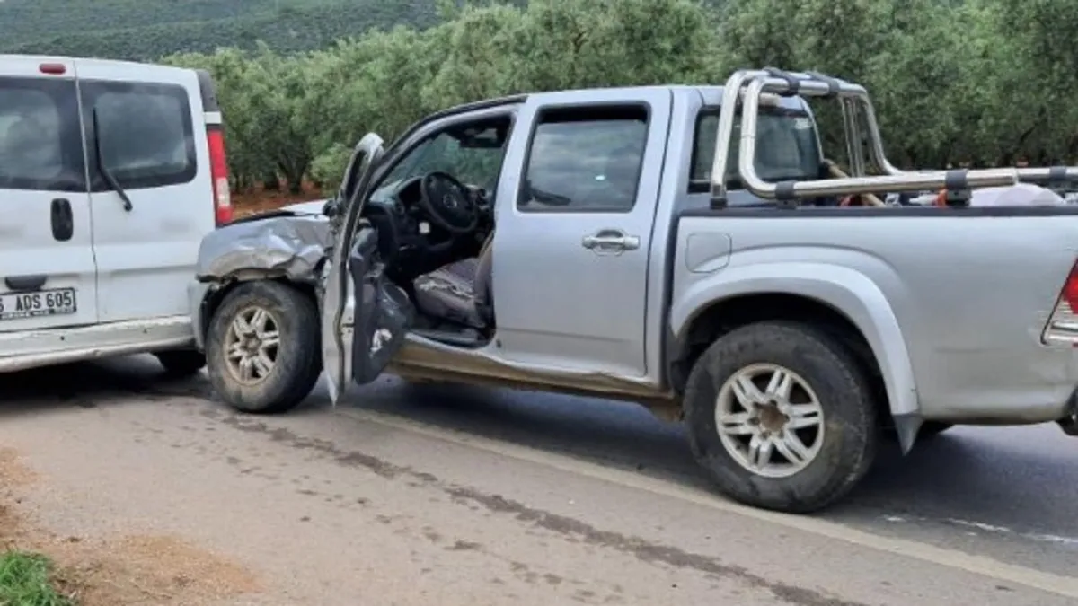 Feci kaza! Minibüs ve kamyonet çarpıştı