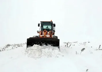 Van'da kardan kapanan yollar açılıyor