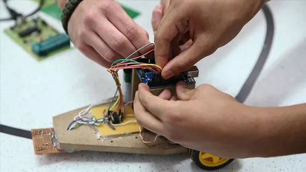 Cuma günü okullar tatil mi? 31 Aralık Cuma resmi tatil mi? MEB ilkokul, ortaokul ve liseler tatil olacak mı?