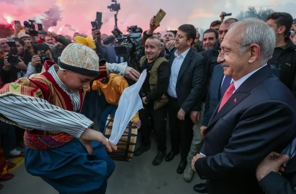 kilicdaroglu-gaflara-doymuyor-gaziantepe-kahramanmaras-dedi-kendisini-duzeltenlere-gulumsemekle-yetindi-1674073648910.jpg Kılıçdaroğlu gaflara doymuyor: Gaziantep'e 'Kahramanmaraş' dedi! Kendisini düzeltenlere gülümsemekle yetindi