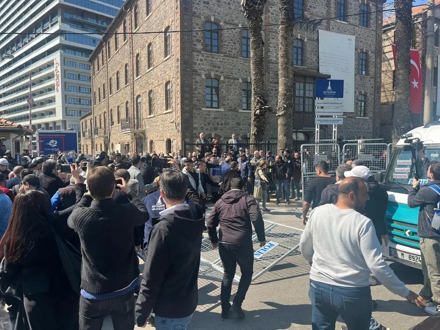 izmirde-vakif-binalari-tahliyesinde-gerilim-chpli-gruptan-polise-cirkin-saldiri-1775494245484.jpg Fotoğraf (DHA)