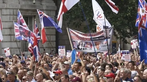 Londra’da skandal! Aşırı sağcılar, başörtülü kadın şoförün otobüsünü kuşattı