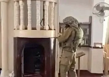 İşgalci İsrail askerlerinden camiye çirkin saldırı! Hoparlörlerden Yahudi duası okudular