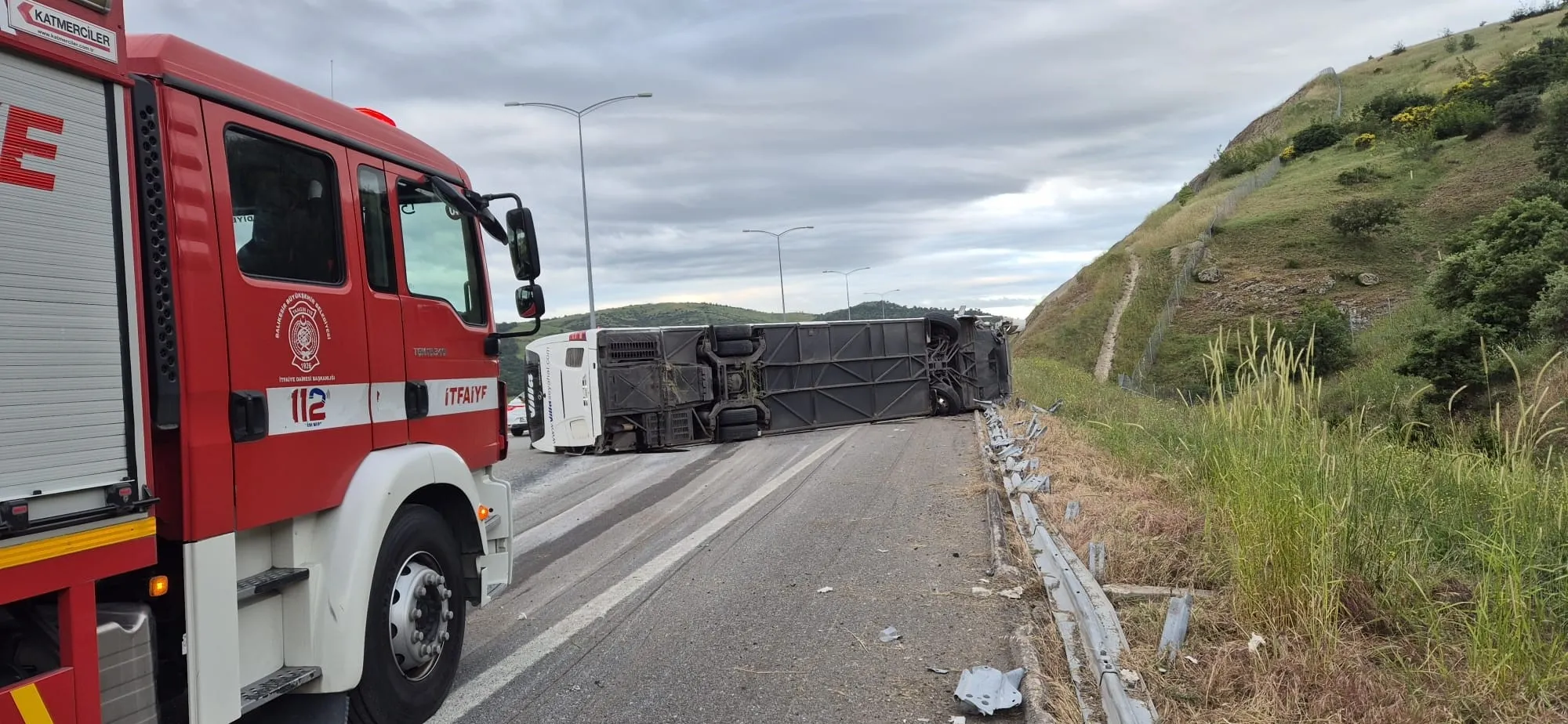 Susurluk’ta feci kaza! Yolcu otobüsü refüje çarpıp devrildi: 36 yaralı
