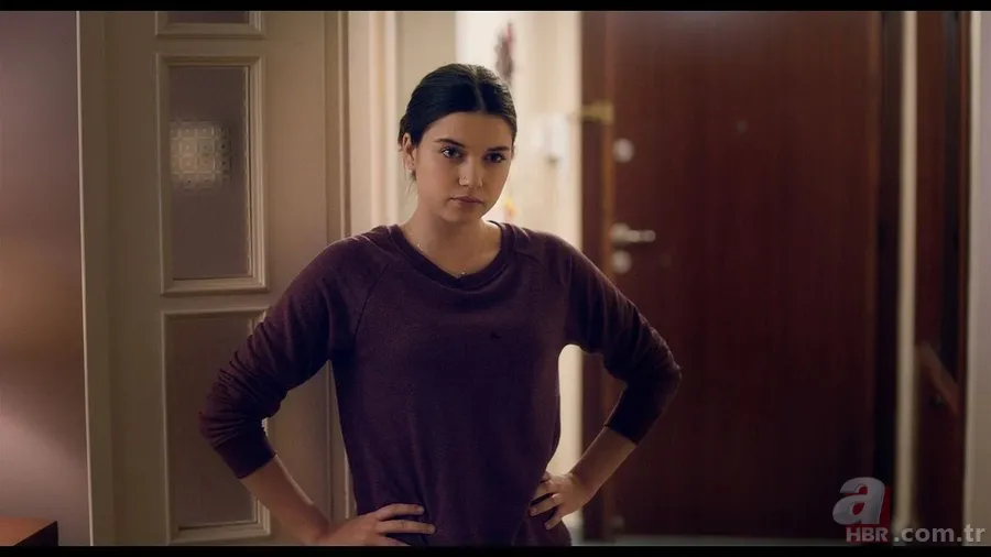 A.B.İ.'nin yıldızı Afra Saraçoğlu Paris’i salladı! Ayna pozuna beğeni yağmuru 6