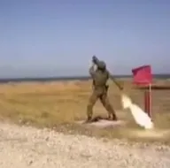 Askerin omzunda patladı
