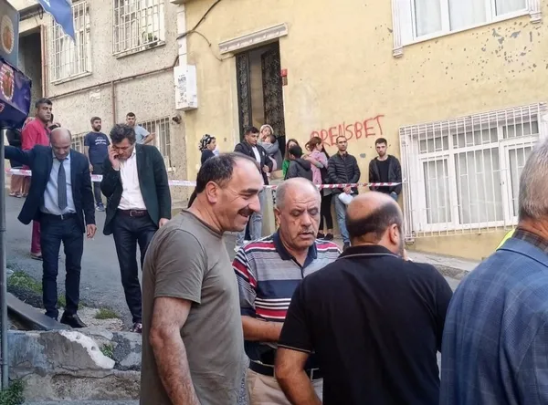 beyoglunda-ogrenci-servisinin-frenleri-tutmadi-once-bir-yayaya-ve-otomobile-carpti-sonra-1664872977955.jpg Beyoğlu’nda öğrenci servisinin frenleri tutmadı! Önce bir yayaya ve otomobile çarptı sonra… - 2
