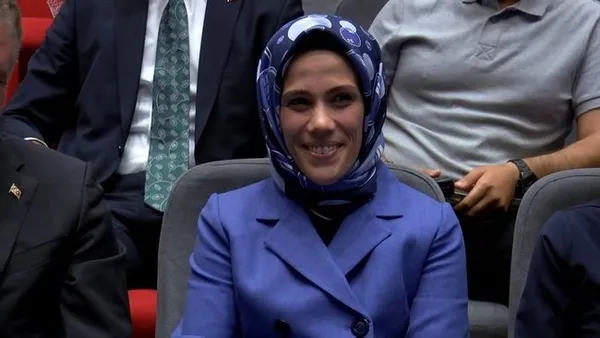 turgevden-75-gunde-hafizlik-programi-basari-belgelerini-esra-albayrak-teslim-etti-1695116050837.jpg TÜRGEV'den "75 günde hafızlık" programı! Başarı belgelerini Esra Albayrak teslim etti - 1