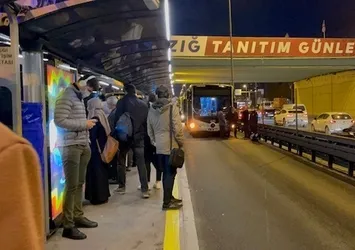 İstanbul'da yine ulaşım aksadı! Metrobüs arıza yaptı vatandaş isyan etti