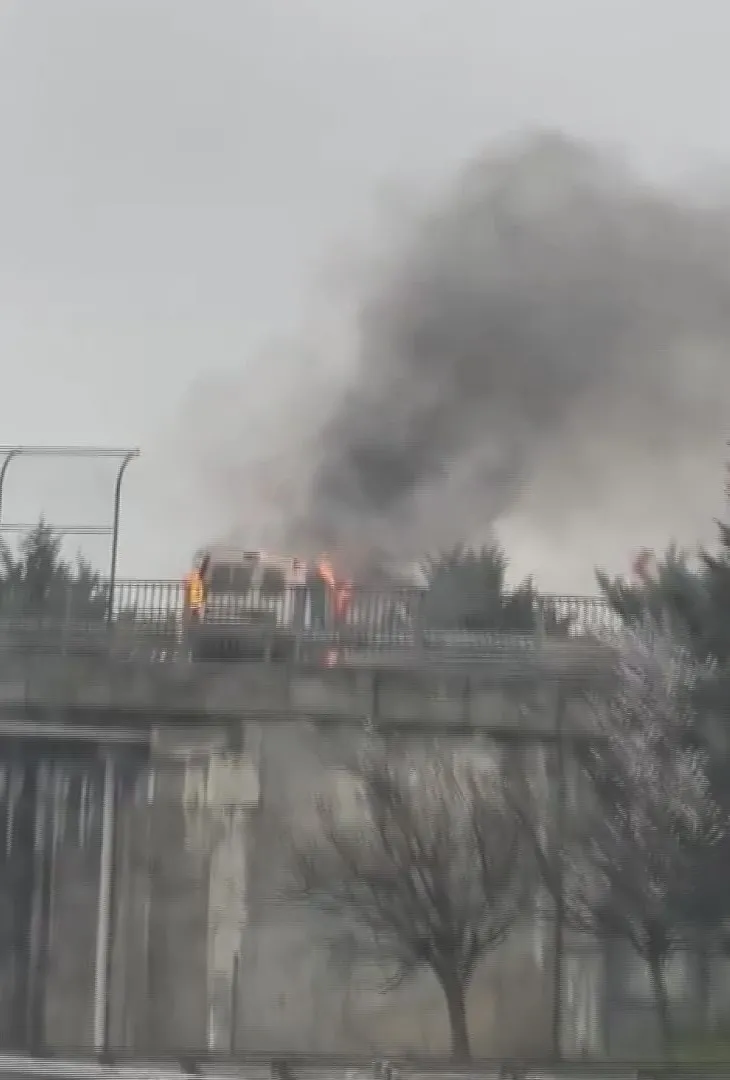 temde-seyir-halindeki-arac-alevlere-teslim-oldu-1774290323111.jpg TEM’de seyir halindeki araç alevlere teslim oldu - 2