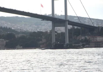 Rus denizaltı İstanbul Boğazı'ndan geçti