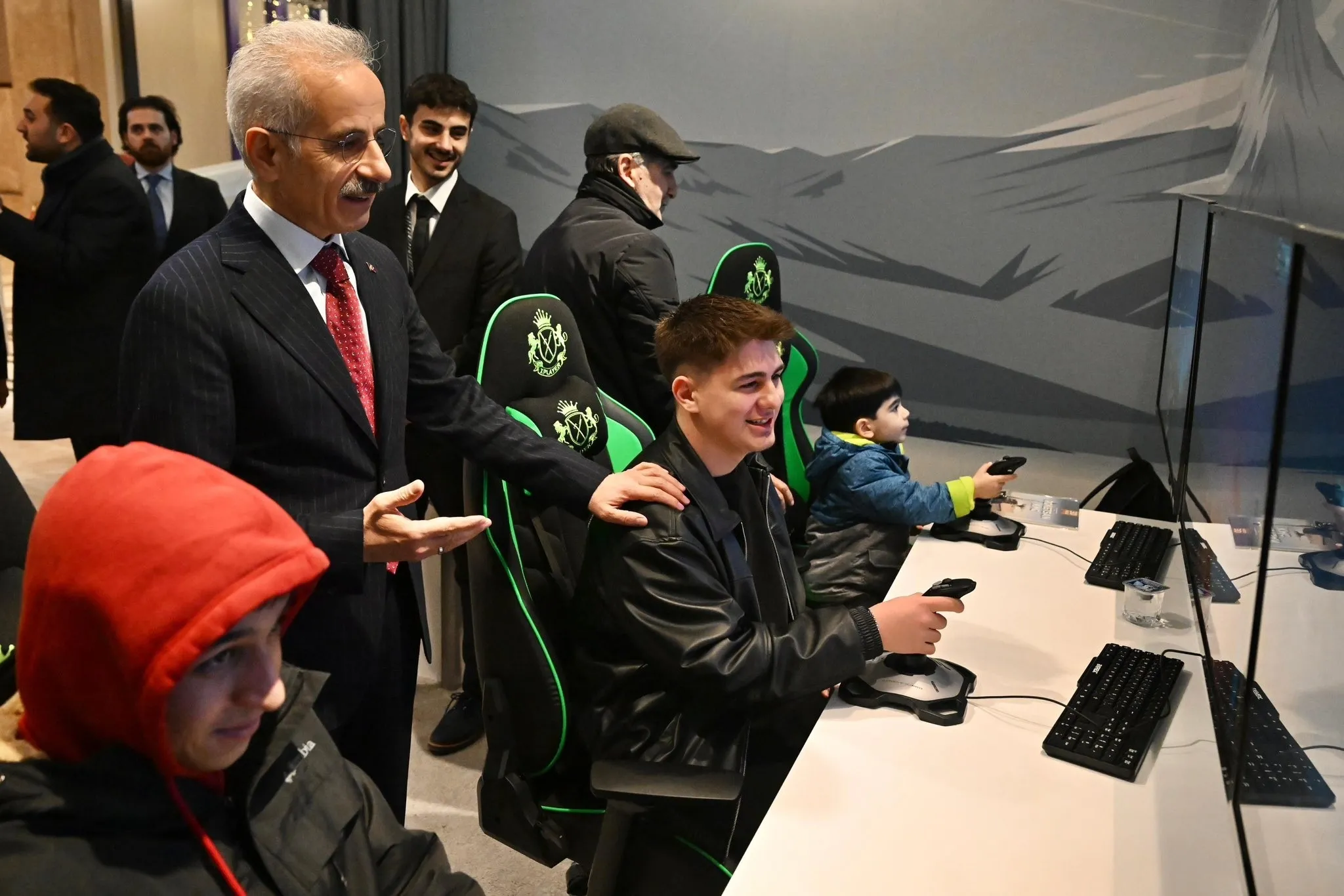 15 yaş altına sosyal medya düzenlemesi! Detayları Bakan Uraloğlu duyurdu: