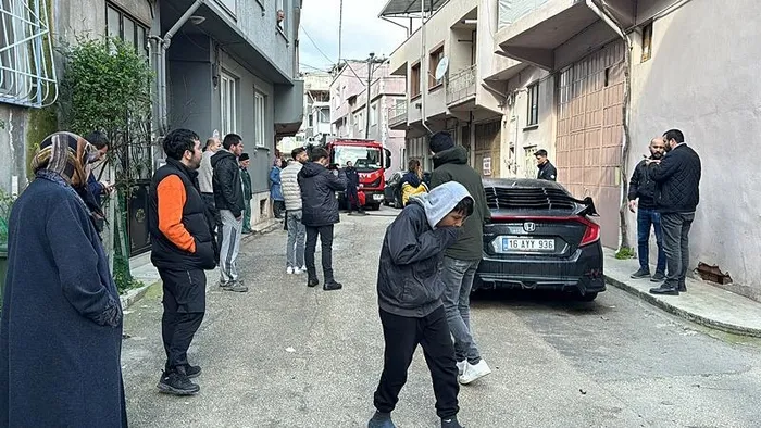 bursada-yanginda-can-pazari-oglunu-gordu-bayginlik-gecirdi-1711368373929.jpeg Bursa'da yangında can pazarı! Oğlunu gördü baygınlık geçirdi - 1