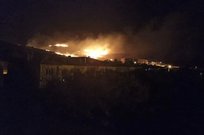 Canakkale Gokceada Da Korkutan Yangin Kirmizi Alarm Verildi