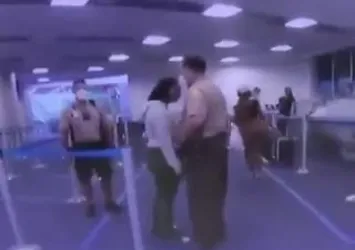 ABD’de siyahi kadına yumruklu saldırı!