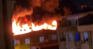 Gaziosmanpaşa’da 3 katlı binanın çatısında yangın!