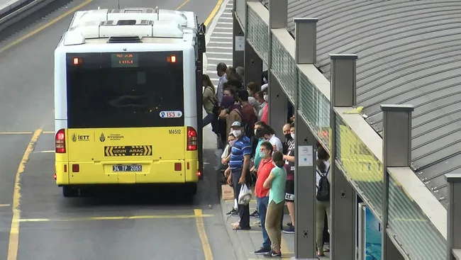 Metrobüslerde tıka basa yolculuk; seferlerin artırılmasını istediler - 3