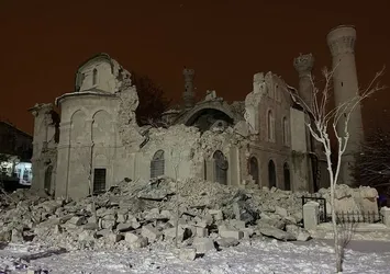 Malatya'nın simgesi olan Yeni Camii depremde yıkıldı