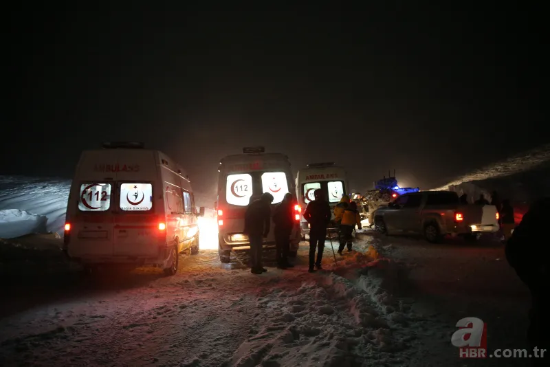Son dakika: Van'da minibüsün üzerine çığ düştü! Olay yerinden ilk görüntüler... 17