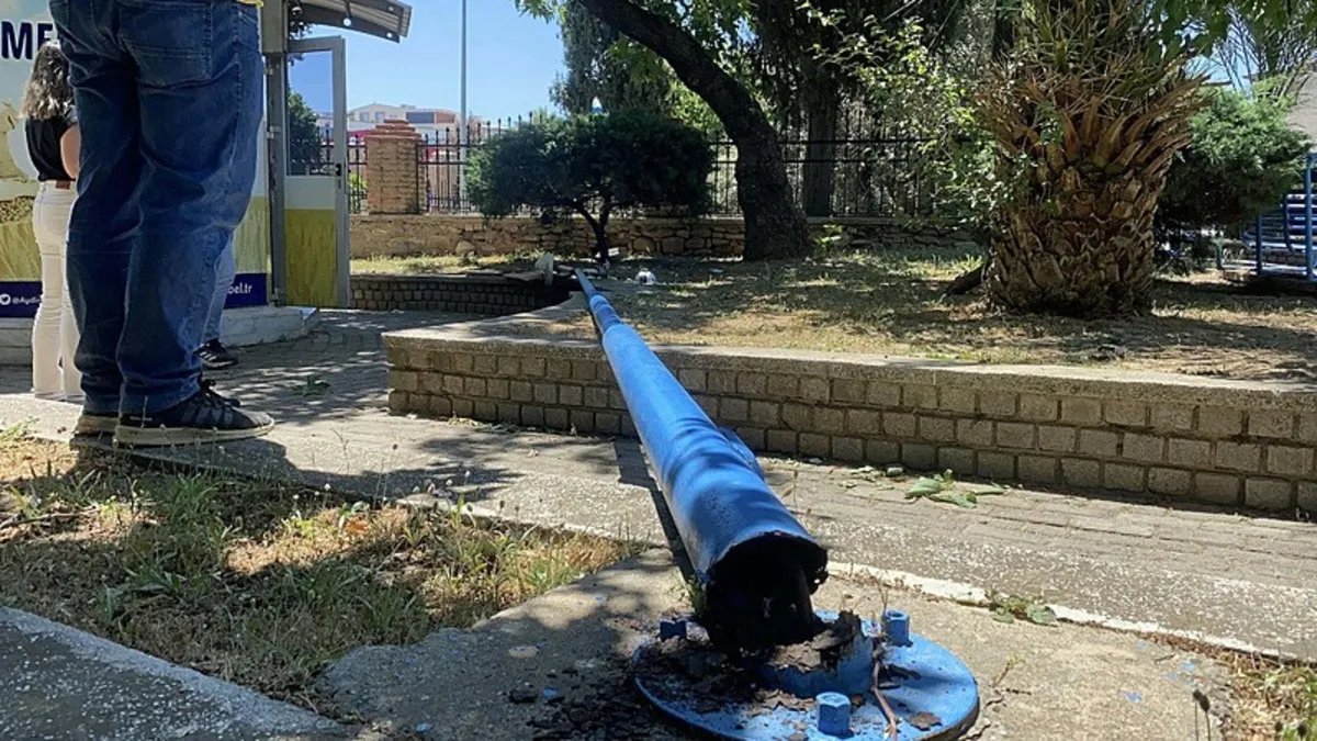 Aydın'da korkunç olay! Aydınlatma direği devrildi: Yaralılar var