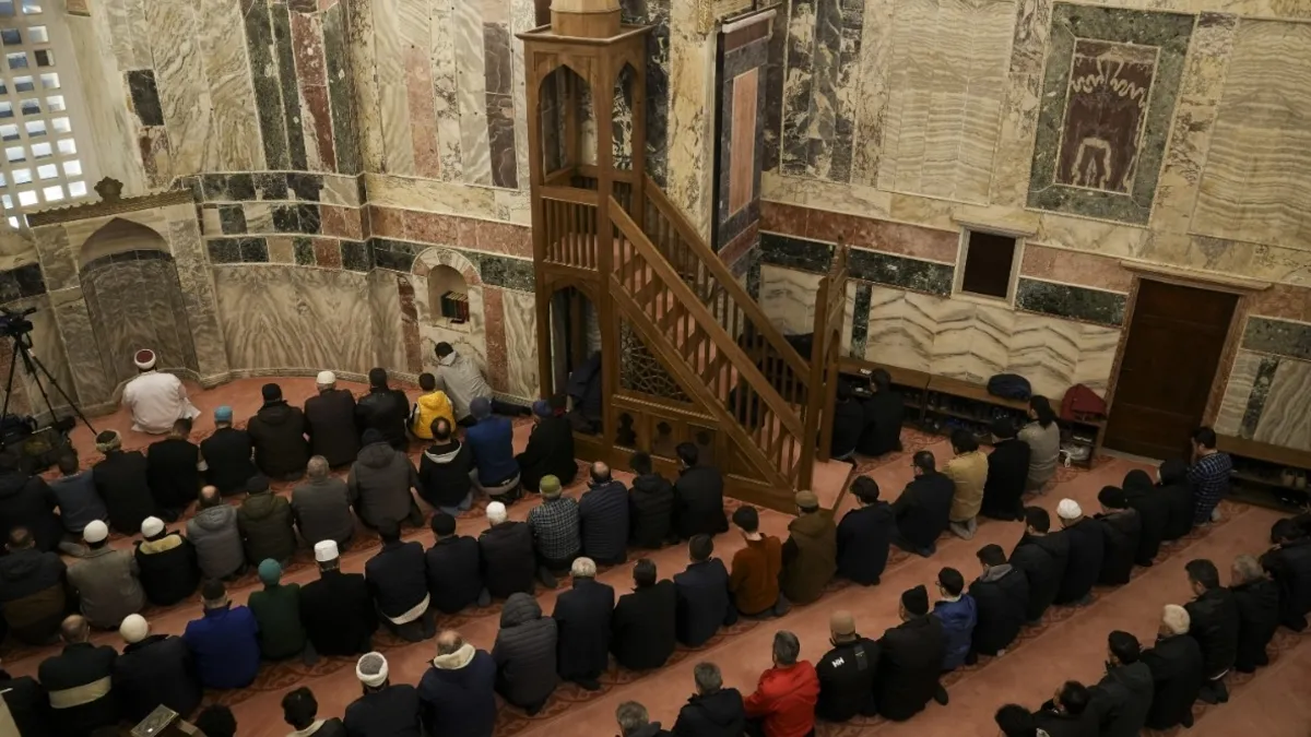 Kariye Camii'nde ilk teravih heyecanı! Cemaat 80 yıl sonra teravih için saf tuttu