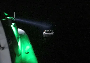 Marmaris'te 28 kaçak göçmen Türkiye tarafından kurtarıldı