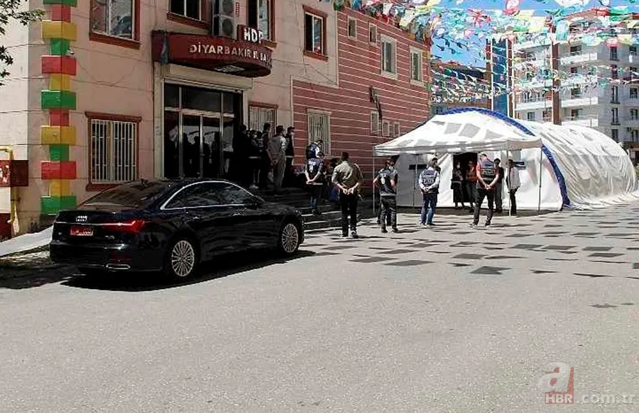 Diyarbakır'da evlat nöbetindeki ailelerden HDP'li vekillere "makam aracı" tepkisi 17