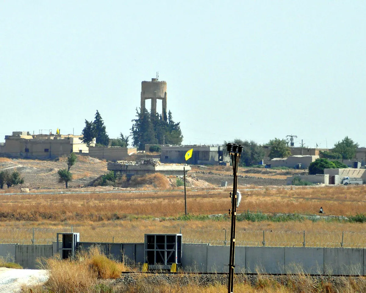 YPG/PKK'dan Tel Abyad'da 'bayrak' oyunu! Birini indirip diğerini astılar