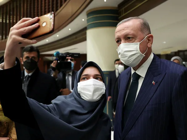 Başkan Erdoğan’dan faiz ve enflasyon açıklaması! Faiz indirimi sürecek mi? Afrikalı gençlerle buluşma programında son dakika açıklamaları