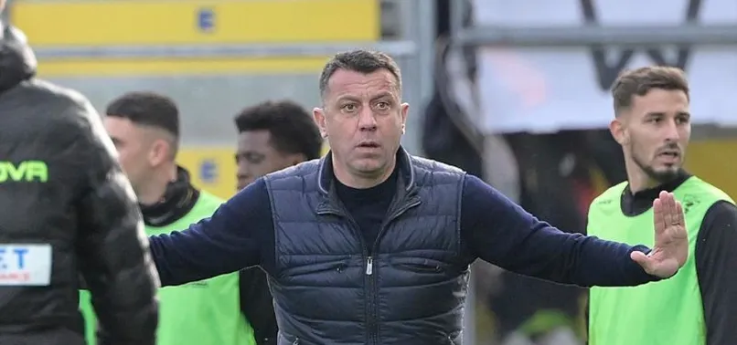 Hellas Verona forveti Thomas Henry'e kafa atan Lecce hocası Roberto D'Aversa kovuldu