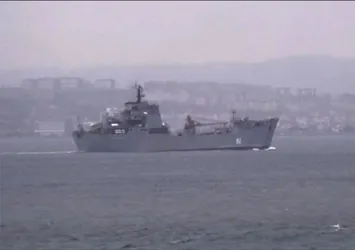 Rus savaş gemisi Boğaz'dan geçti