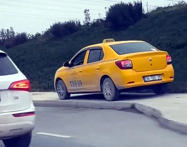 1708423336684.jpeg Trafik magandası taksici gözaltında! Kaldırıma çıkarak ilerlemişti - 1