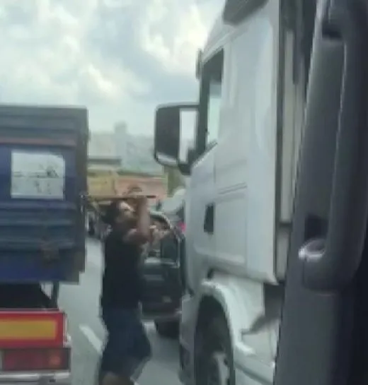 istanbulda-yol-verme-meselesi-sopali-cekicli-kavga-kamerada-1659607310745.jpg İstanbul’da yol verme meselesi! Sopalı çekiçli kavga kamerada - 2