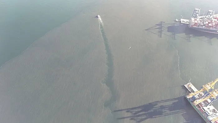 iski-atik-suyu-marmaraya-akitti-denizin-rengi-degisti-1747390236114.jpeg İSKİ'nin Marmara'ya akıttığı atık su nedeniyle denizin rengi değişti. (İHA)