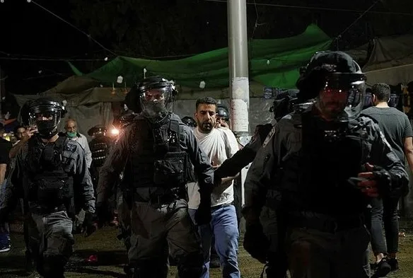 Son dakika: İşgalci İsrail polisi Mescid-i Aksa'da nöbet tutan Müslümanlara saldırdı - 7