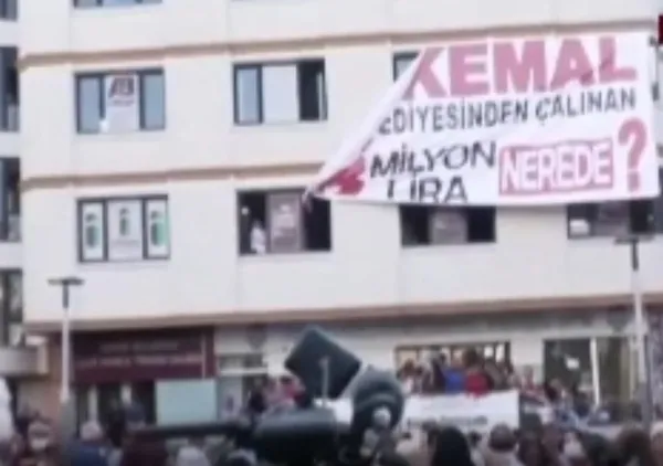 yalovada-kilicdaroglunun-yuzunu-dusuren-pankart-ayni-kelimeleri-kullanip-durdu-1660752494952.jpg