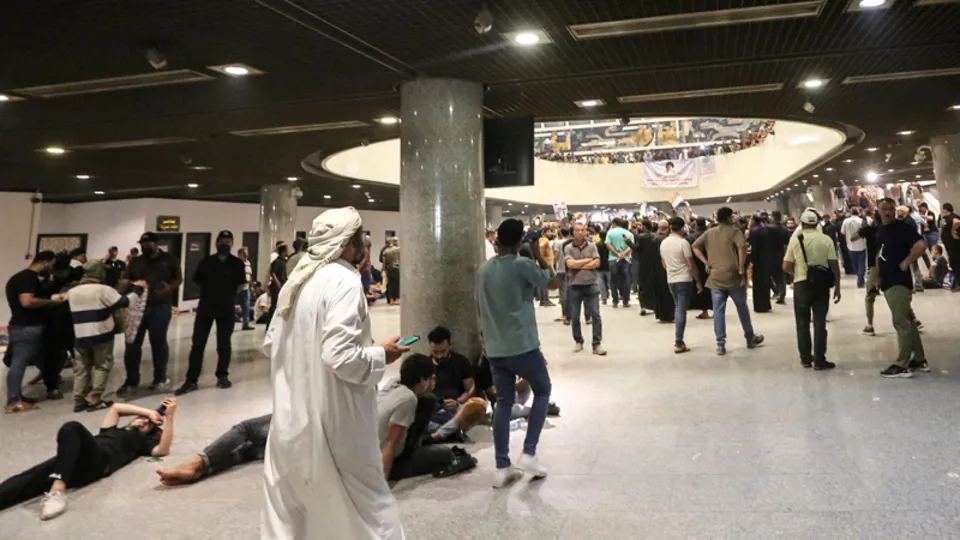 Irak'ta parlamentoya 2. baskın! Sadr yanlıları Meclis'e girdi